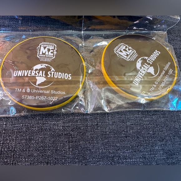 Minions Villain Con Magnet set of 2 Universal Studios Parks NWT - Picture 4 of 7